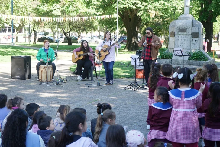 Con notable éxito se realizó en la Plaza Rochas la 3ra edición de la Maratón de Lectura