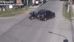 Imágenes impactantes: un motociclista sin casco choca con una camioneta y sale disparado por los aires