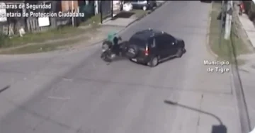 Imágenes impactantes: un motociclista sin casco choca con una camioneta y sale disparado por los aires
