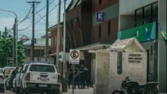 Encontraron un arma y millones de pesos afuera del Banco Provincia