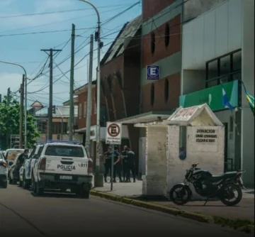 Encontraron un arma y millones de pesos afuera del Banco Provincia