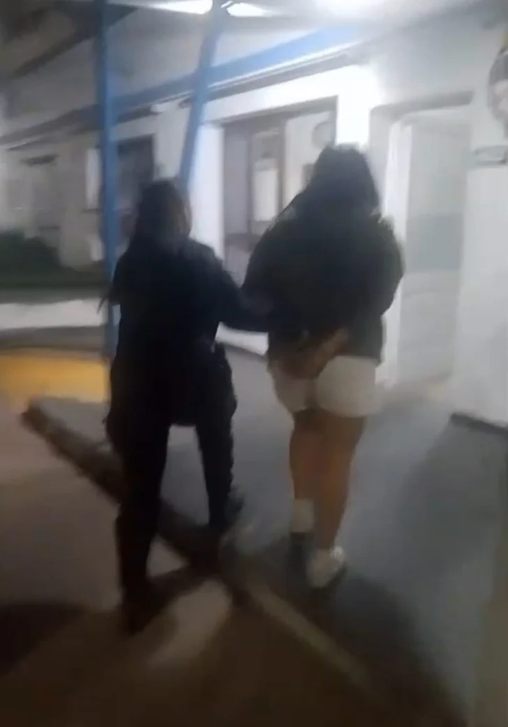 Una mujer aprehendida por violar una restricción de acercamiento