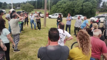 Reunión de vecinos con funcionarios: Calles de tierra y luminarias:
