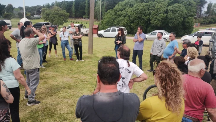 Reunión de vecinos con funcionarios: Calles de tierra y luminarias: