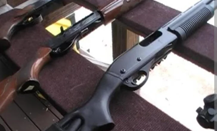 Se hizo un allanamiento por amenazas y secuestraron armas en 85 al 3500