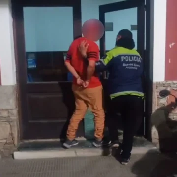 Fue detenido minutos después de romper en una vidriera