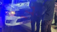 Le pateó el auto porque no le dio dinero: además tenía cocaína