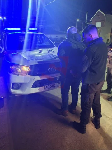 Le pateó el auto porque no le dio dinero: además tenía cocaína