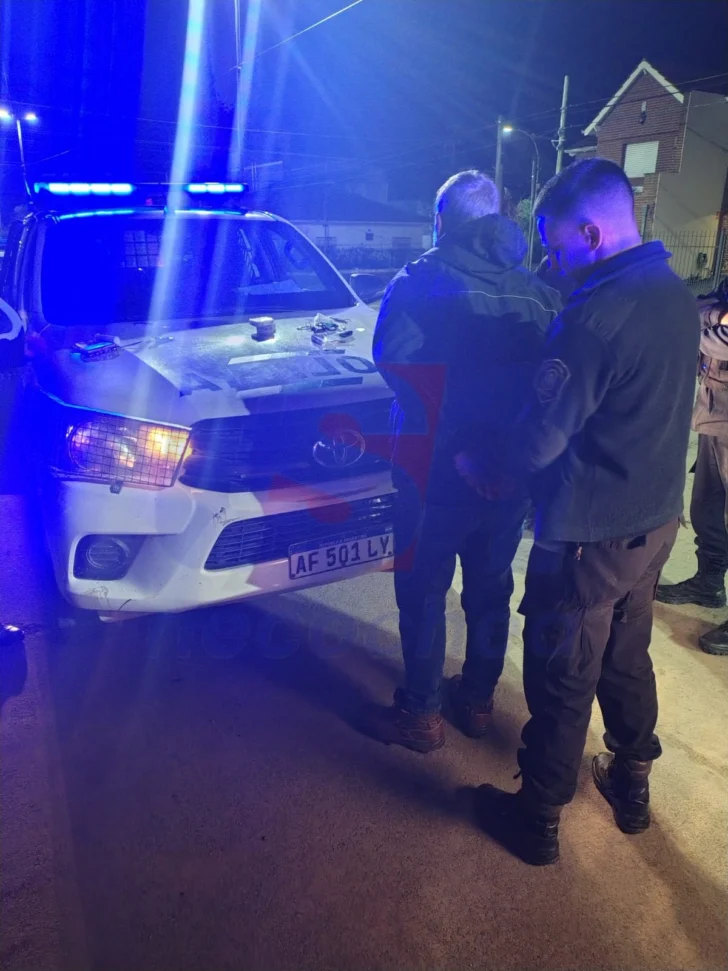 Le pateó el auto porque no le dio dinero: además tenía cocaína