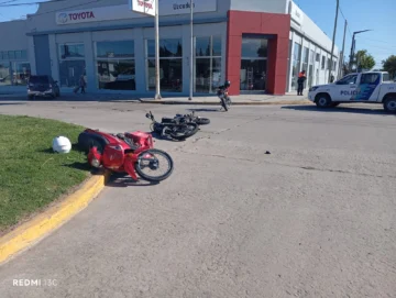 Dos motociclistas hospitalizados tras un choque