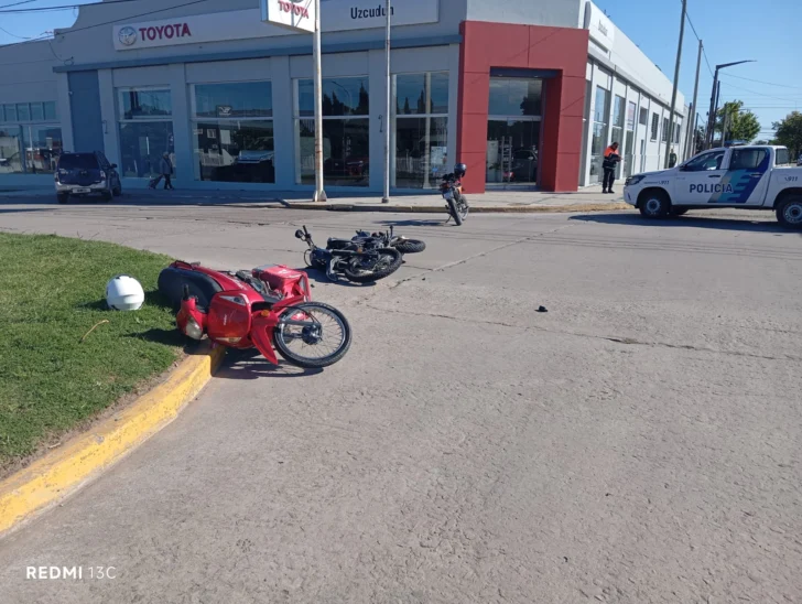 Dos motociclistas hospitalizados tras un choque