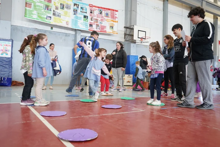 “Abrimos la puerta para ir a jugar” se desarrolló con cientos de chicos en el Polideportivo