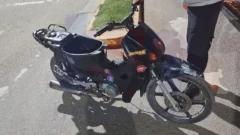 Accidente en calles 62 y 43: una moto chocó contra un auto estacionado