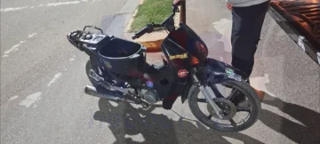 Accidente en calles 62 y 43: una moto chocó contra un auto estacionado