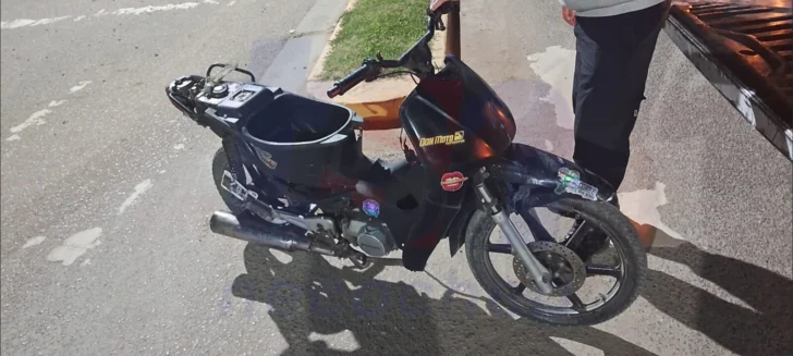 Accidente en calles 62 y 43: una moto chocó contra un auto estacionado