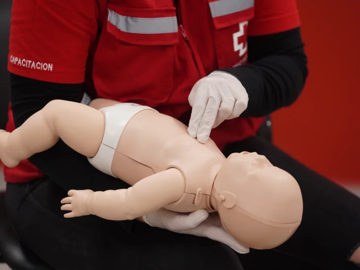 Cruz Roja lanza un curso de Primeros Auxilios Pediátricos con promo especial por el Día de la Madre