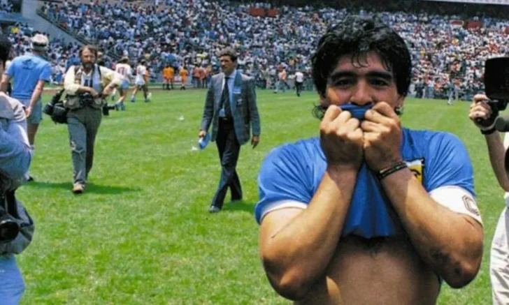 Maradona cumpliría 65 años y el mundo del fútbol lo recuerda con emoción