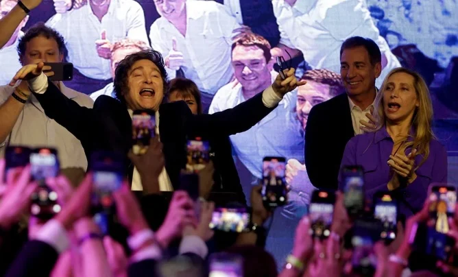 Con fuerte presencia militante, La Libertad Avanza festejó el triunfo legislativo que intensifica la interna