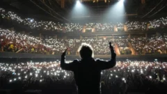 Milei presentó su libro con un show de rock y le pidió a sus seguidores que “no aflojen”