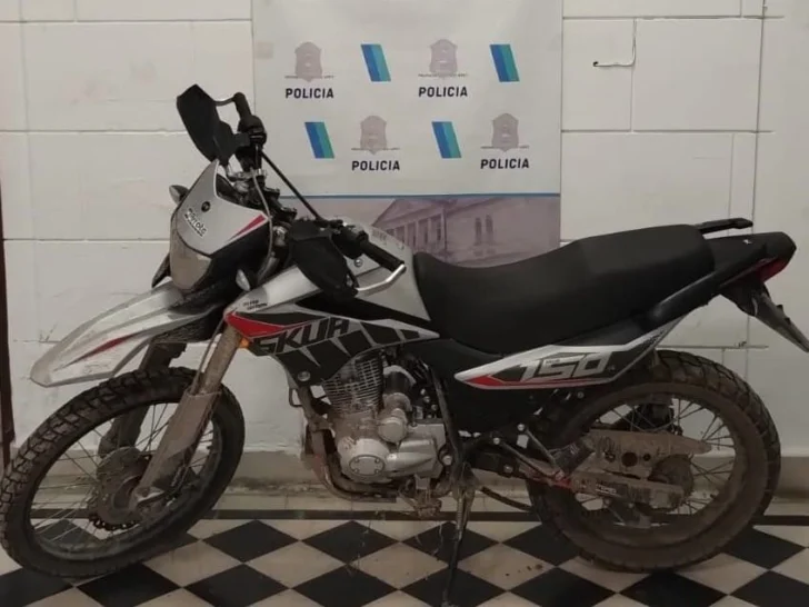 Vio el operativo policial y tiró una moto que fue robada en nuestra ciudad