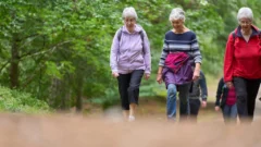 Caminar 4.000 pasos por semana puede alargar la vida de las mujeres mayores