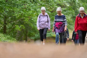 Caminar 4.000 pasos por semana puede alargar la vida de las mujeres mayores