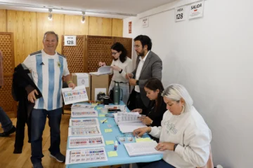 Unos 128 mil argentinos votan en España