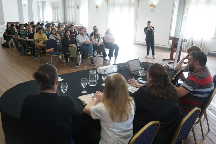 Interés de adolescentes y jóvenes en la charla sobre salud mental