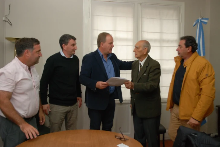 ¿A qué vecino de Quequén distinguieron como visitante ilustre?