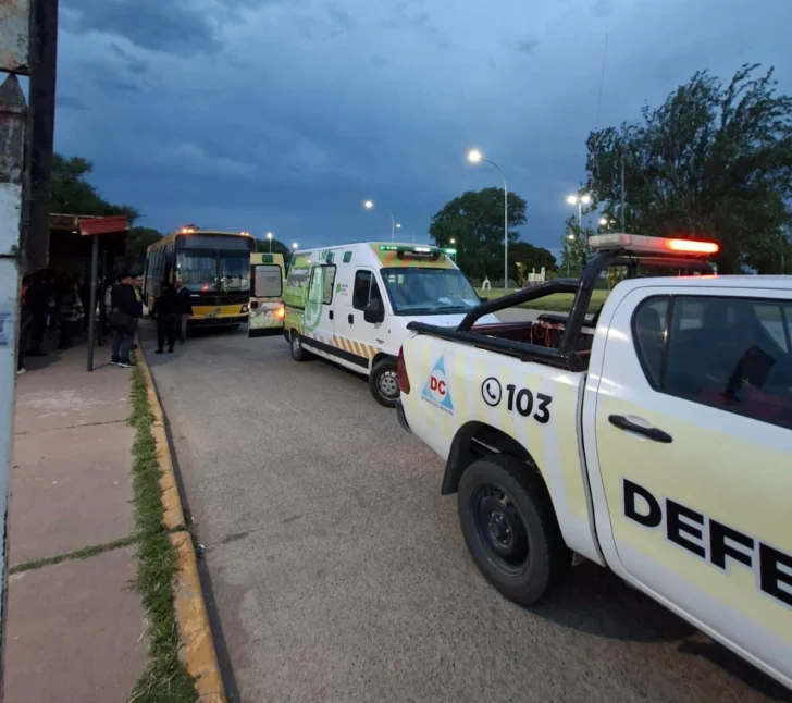 Convulsionó a bordo de un colectivo y fue asistida por Defensa Civil