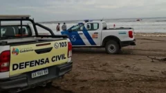 Auxiliaron a un hombre que practicaba kitesurf en la playa de Quequén