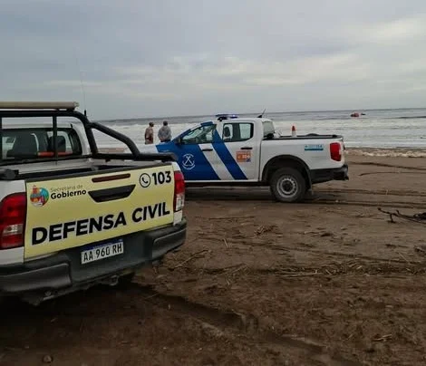Auxiliaron a un hombre que practicaba kitesurf en la playa de Quequén