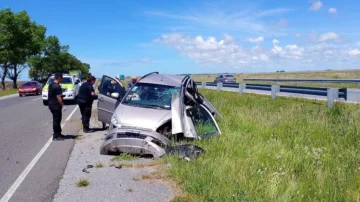 Destrucción total: un auto despistó y terminó incrustado contra una alcantarilla