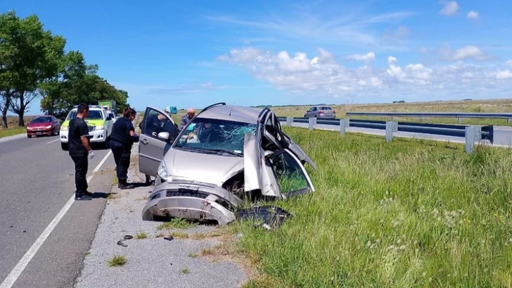 Destrucción total: un auto despistó y terminó incrustado contra una alcantarilla