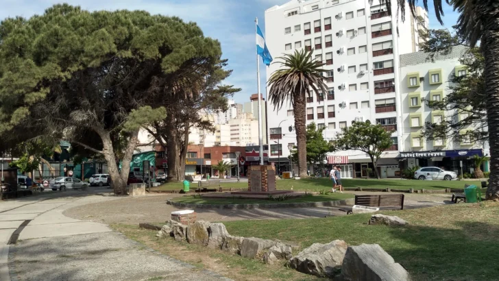 Abren convocatoria a artistas callejeros para trabajar en la plaza de la villa en temporada
