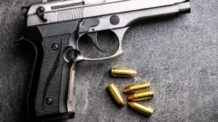 Detuvieron a un menor que era buscado por robar en un comercio de la avenida 75