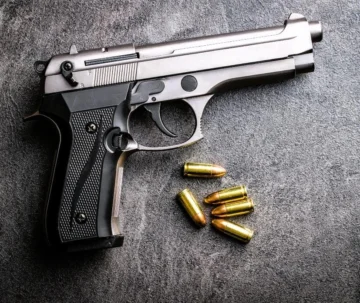 Detuvieron a un menor que era buscado por robar en un comercio de la avenida 75