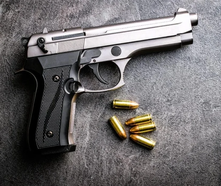 Detuvieron a un menor que era buscado por robar en un comercio de la avenida 75