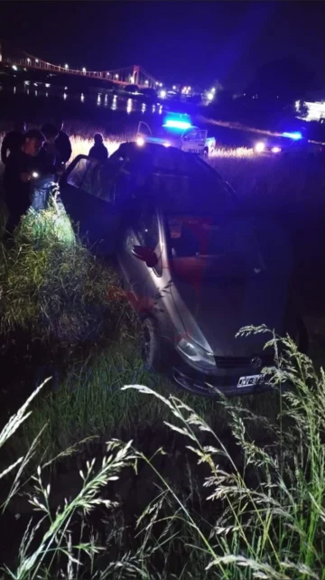 Vehículo quedó al borde de un zanjón