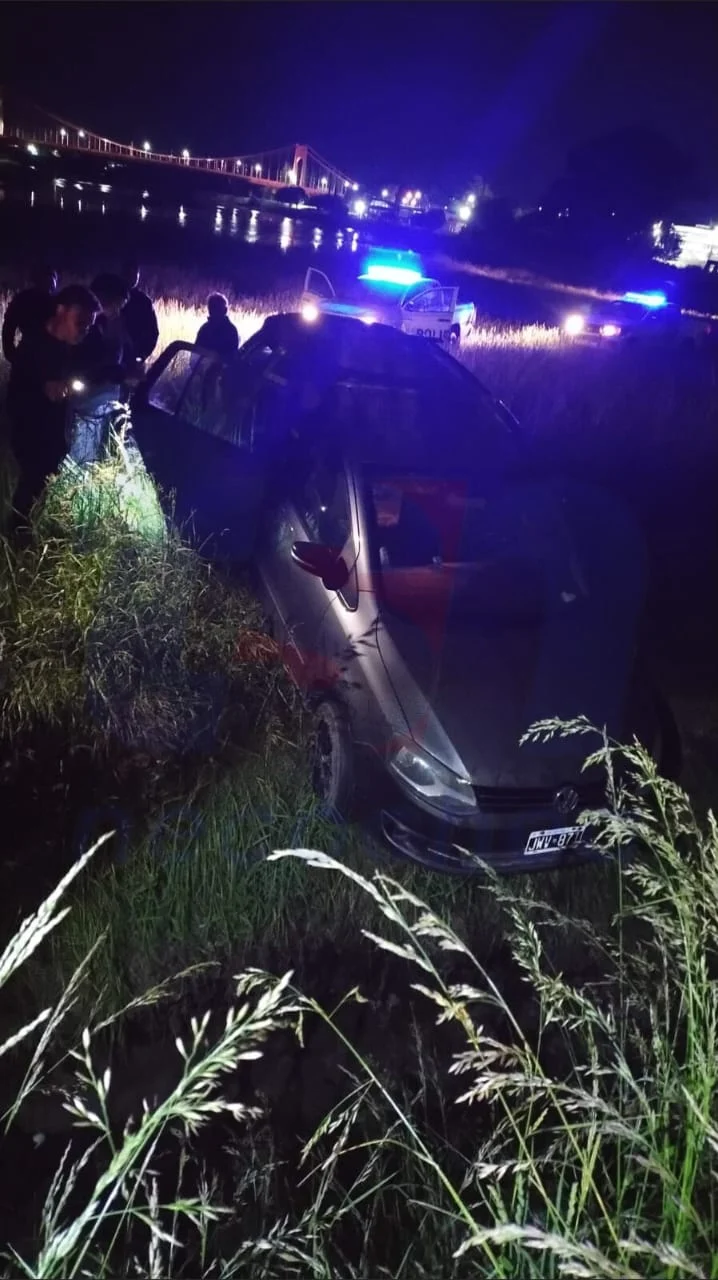 Vehículo quedó al borde de un zanjón