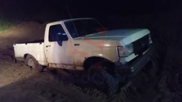 Alcoholizado, se encajó con la camioneta