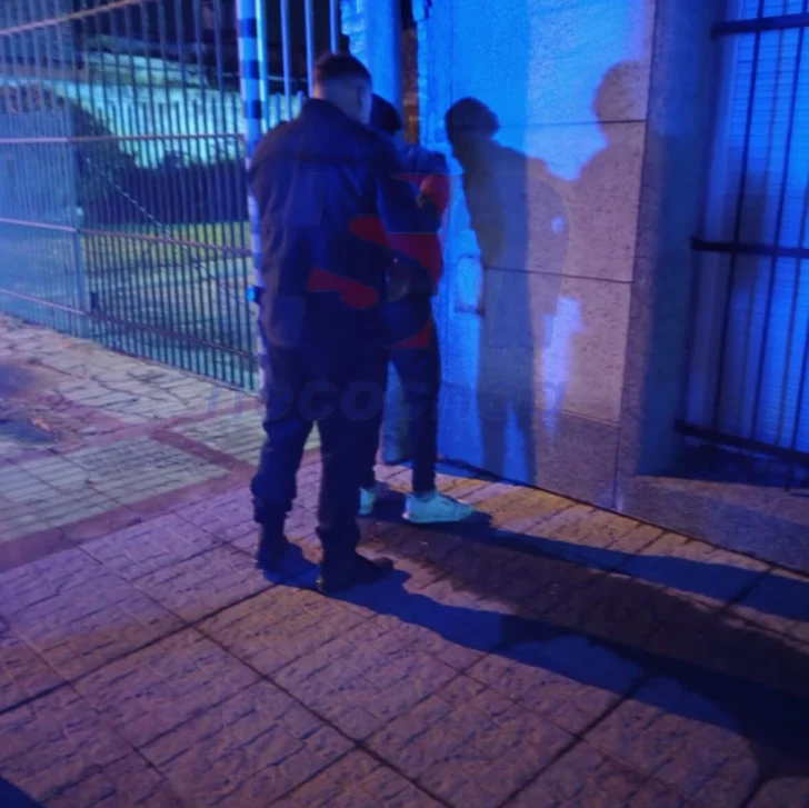 Aprehendido: llevaba una puerta y varias prendas de ropas