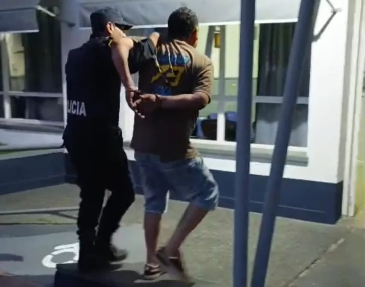 Un hombre amenazó a personal policial y de Tránsito con un cuchillo y terminó detenido