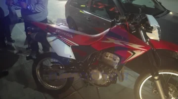 Chocó un auto estacionado, se negó al test de alcoholemia y carecía de toda documentación