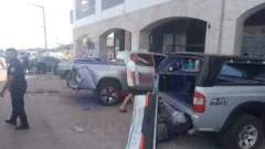 Un Toyota impactó contra varios vehículos estacionados en la avenida 2