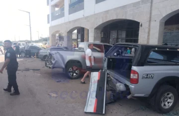Un Toyota impactó contra varios vehículos estacionados en la avenida 2