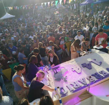 En medio de un clima festivo la gente disfrutó de la torta de los 144 años de Necochea