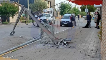 Camioneta chocó una columna y se dio a la fuga