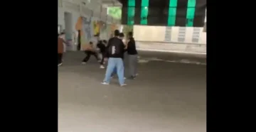 Video: brutal batalla campal en el patio de una escuela