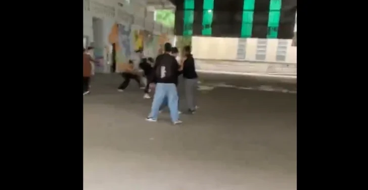 Video: brutal batalla campal en el patio de una escuela